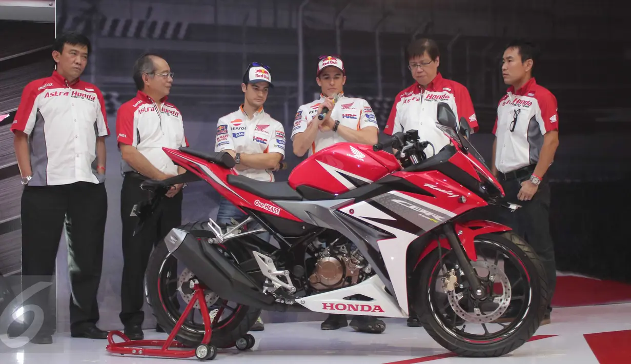 Pebalap Honda, Marc Marquez (ketiga kanan) memberi testimoni saat peluncuran All New Honda CBR150R di Sentul, Jabar, Minggu (14/2/2016). All New Honda CBR150R hadir dengan mesin dan desain baru dibandingkan generasi sebelumnya. (Liputan6.com/Angga Yuniar)
