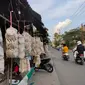 Deretan bungkusan kemplang bakar Palembang yang dipajang di sepanjang Jalan Pipa Reja Palembang Sumsel (Liputan6.com / Nefri Inge)