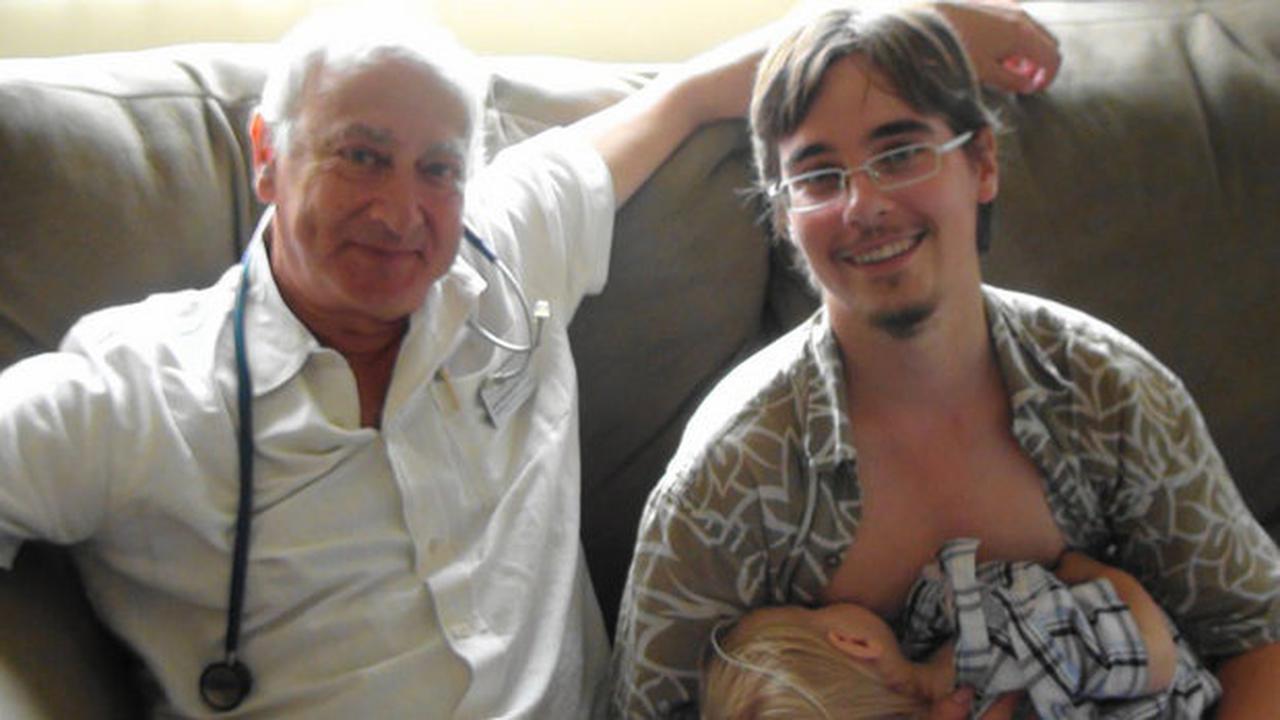 Trevor yang sedang menyusui anaknya