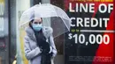Seorang wanita yang mengenakan masker melintas di sebuah jalan di Toronto, Kanada, pada 22 November 2020. Hingga Minggu (22/11) malam, Kanada melaporkan total 330.503 kasus dan 11.455 kematian karena COVID-19, menurut CTV. (Xinhua/Zou Zheng)