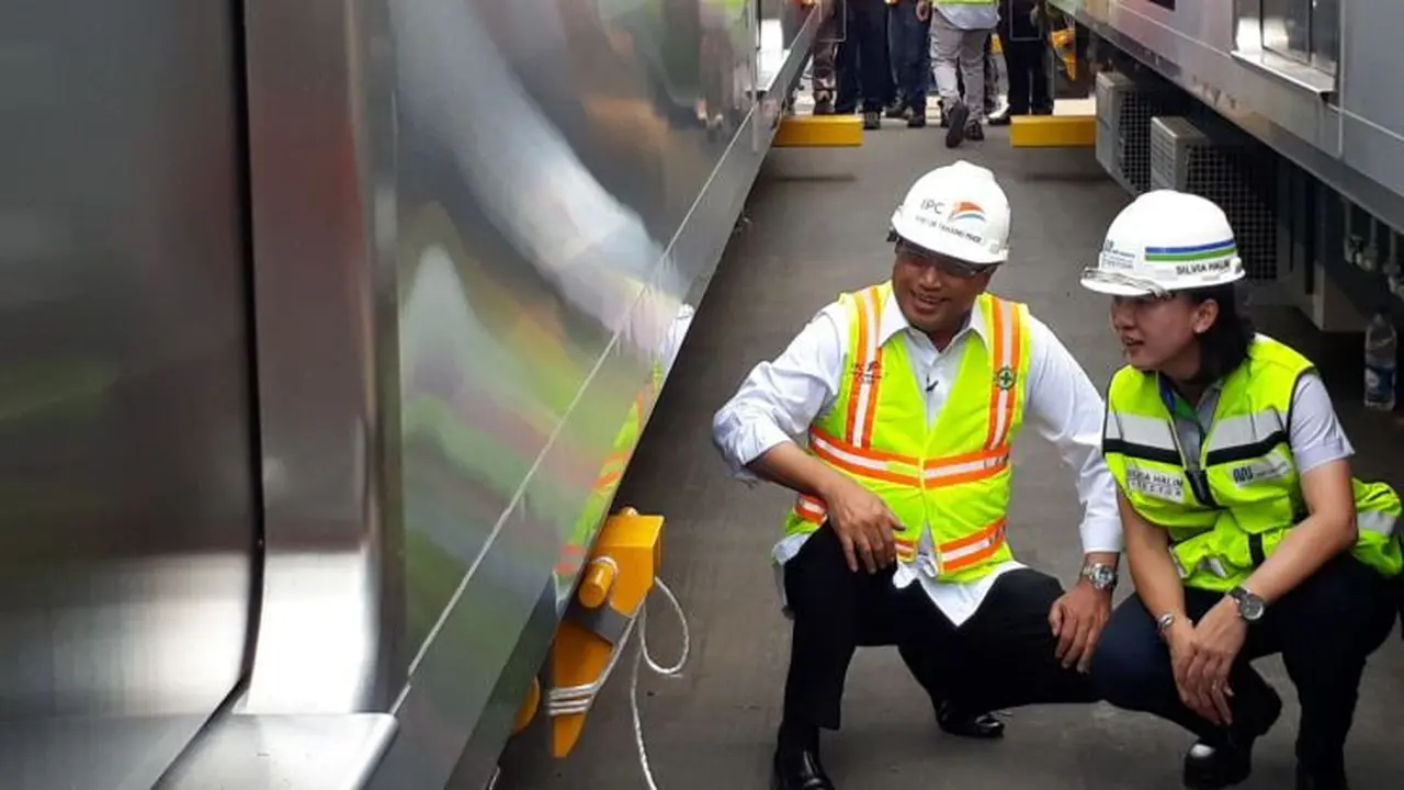 Menteri Perhubungan Budi Karya Sumadi  mengecek gerbong Mass Rapid Transit (MRT) di Pelabuhan Tanjung Priok, Jakarta Utara, Kamis (5/4/2018).