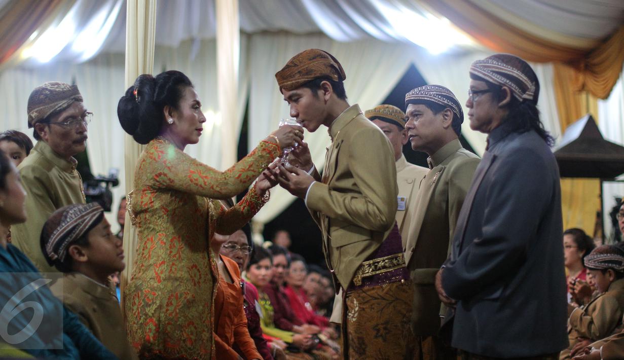 Prosesi Midodareni Gibran Rakabuming putra sulung Presiden Joko Widodo di kediaman calon mempelai wanita, Selvi Ananda Putri, Solo, Rabu (10/6/2015). (Liputan6.com/Faizal Fanani) 