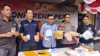 Kasat Narkoba Polres Metro Depok, AKBP Tahan Marpaung memperlihatkan barang bukti narkoba di Polres Metro Depok. (Liputan6.com/Dicky Agung Prihanto)