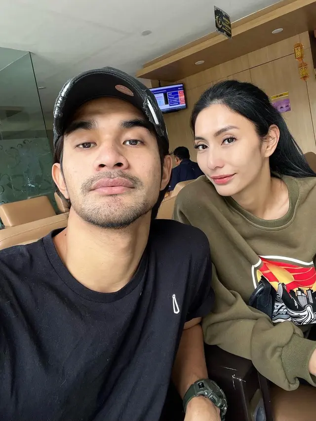 6 Potret Tengku Tezi Temani Tyas Mirasih Rawat Ibunda di RS Sebelum Meninggal