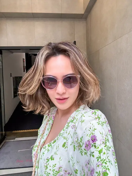 Biasa tampil dengan rambut sebahu bergelombang, kali ini Shandy memotong lebih banyak rambutnya menjadi model bob pendek. [@shandyaulia].