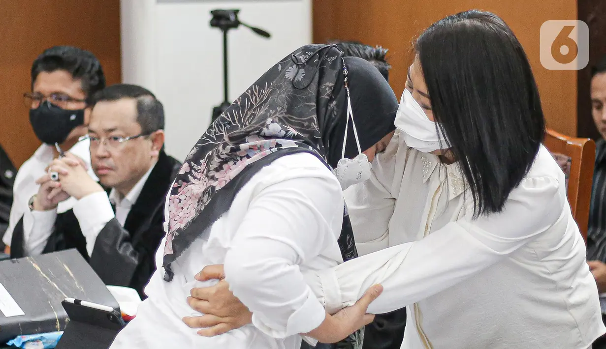 Susi menghampiri terdakwa Putri Candrawathi sebelum menjadi saksi dalam sidang lanjutan kasus pembunuhan berencana Brigadir Nofriansyah Yosua Hutabarat atau Brigadir J di Pengadilan Negeri Jakarta Selatan, Selasa (8/11/2022). Susi merupakan salah satu dari 13 saksi yang dihadirkan dalam sidang lanjutan untuk terdakwa Ferdy Sambo dan Putri Candrawathi. (Liputan6.com/Faizal Fanani)