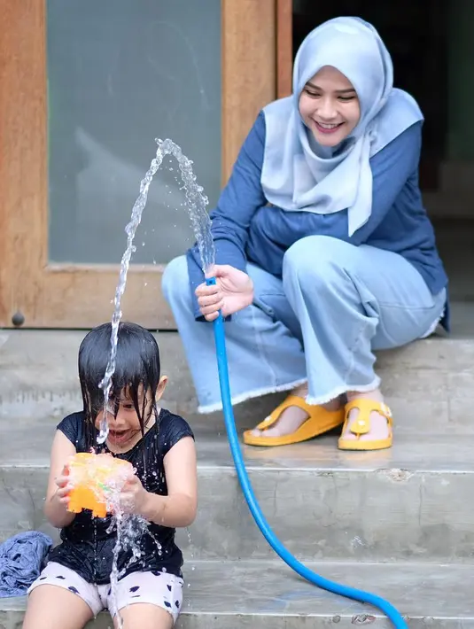 "Biasanya, aku terbuka saja. Kalau anak-anak sedang kuat puasa, berarti hebat. Kalau tidak, aku kasih semangat dan yakinkan lagi untuk berpuasa," sambung Zaskia. (Instagram/zaskiadyamecca)