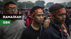 Suporter Persija Jakarta, Jakmania mulai meramaikan Stadion Utama Gelora Bung Karno jelang laga melawan Mitra Kukar, Minggu (9/12/2018)