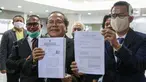Rizal Ramli dan Refly Harun menyerahkan berkas pengaduan Presidential Threshold di gedung Mahkamah Konstitusi (MK), Jakarta, Jumat (4/9/2020). Rizal Ramli mengajukan judicial review tentang threshold atau ambang batas pemilihan presiden ke MK. (Liputan6.com/Faizal Fanani)