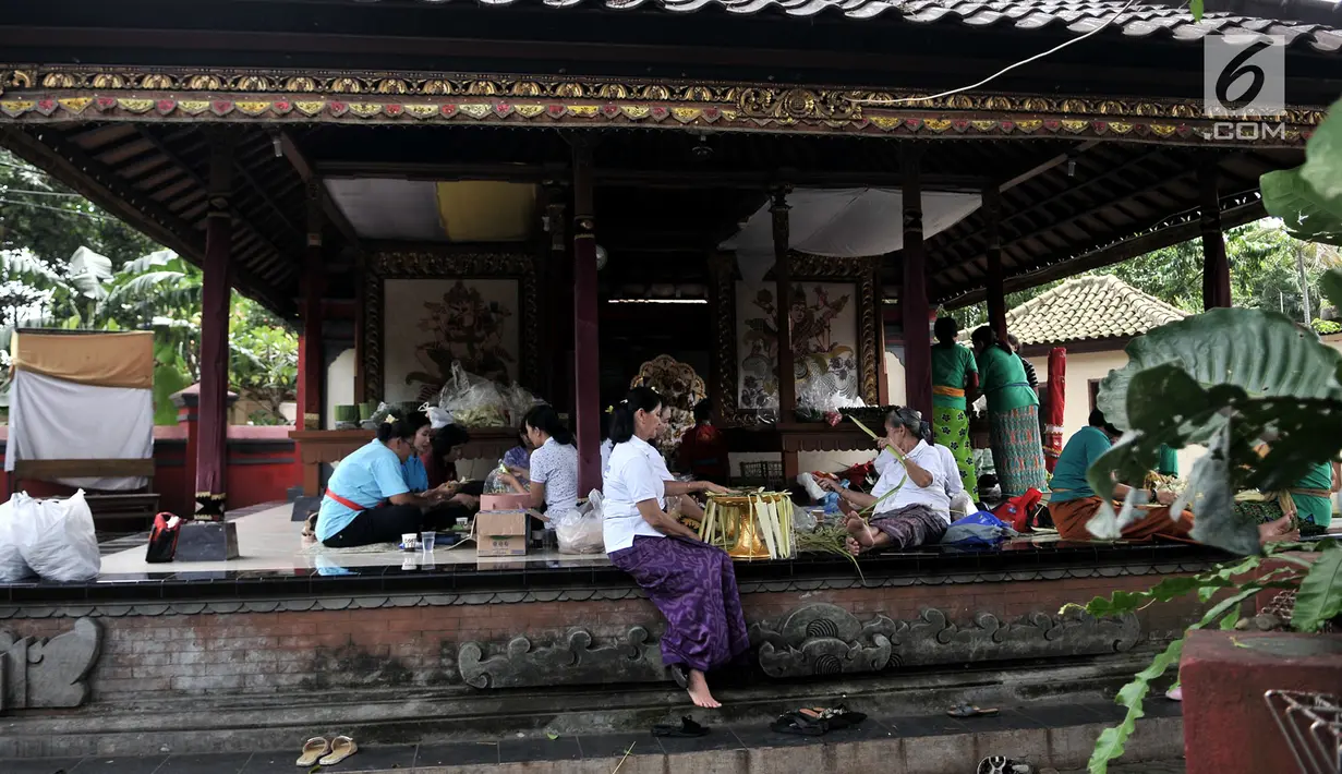 Umat Hindu bersama-sama membuat sajen (Ngayah) di Pura Aditya Jaya, Jakarta, Senin (4/3). Ngayah merupakan tradisi yang dilakukan gotong-royong oleh kaum perempuan Hindu dalam membuat sajen untuk persiapan sembahyang  Nyepi. (merdeka.com/Iqbal S. Nugroho)