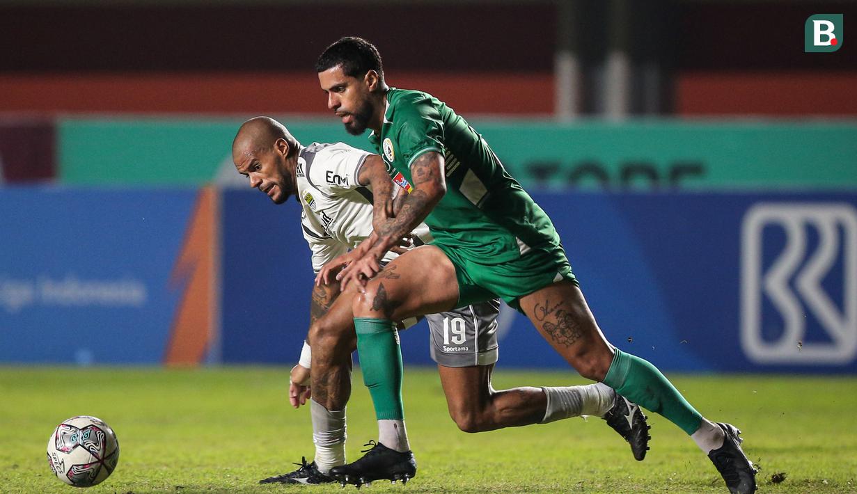 Pemain PSS Sleman, Tallysson Duarte (kanan) berebut bola dengan pemain Persib Bandung, David Da Silva saat laga pekan kelima BRI Liga 1 2022/2023 antara PSS Sleman melawan Persia Bandung di Stadion Maguwoharjo, Sleman, Jumat (19/08/2022). (Bola.com/Bagaskara Lazuardi)