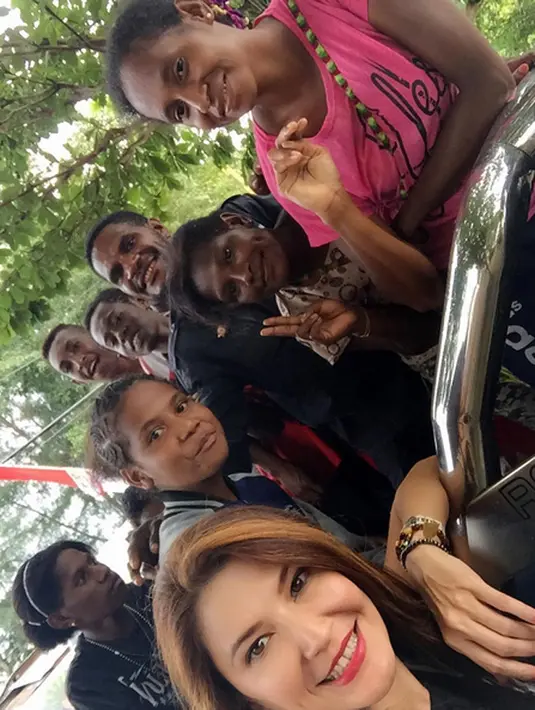 "Art is a manifestation of emotion, and emotion speaks a language that all may understand." Bersama teman2 di Sangar Anggrek Hitam ❤," tulisnya dalam foto bersama warga setempat. (Instagram/tamarableszynskiofficial)