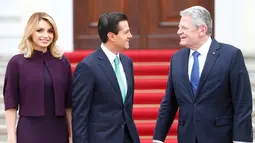 Presiden Meksiko Enrique Pena Nieto (tengah) bersama istri saat disambut Presiden Jerman Joachim Gauck di Berlin, Jerman, 11 April 2016. Kecantikan Istri Presiden Meksiko Tersebut menghipnotis para media. (REUTERS / Hannibal Hanschke)