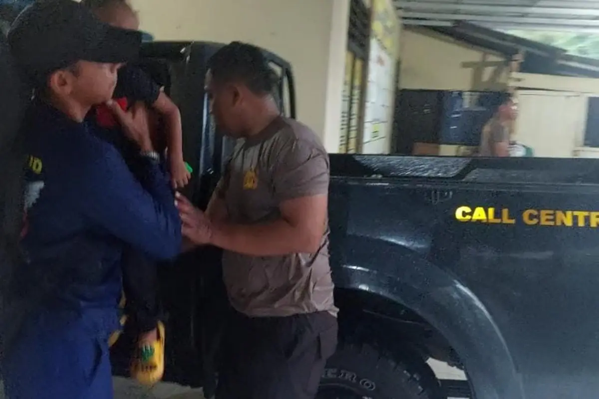 Upaya penyelamatan seorang ibu rumah tangga dan 3 anaknya dari upaya percobaan bunuh diri oleh petugas Polres Tanggamus. Foto: (Istimewa)