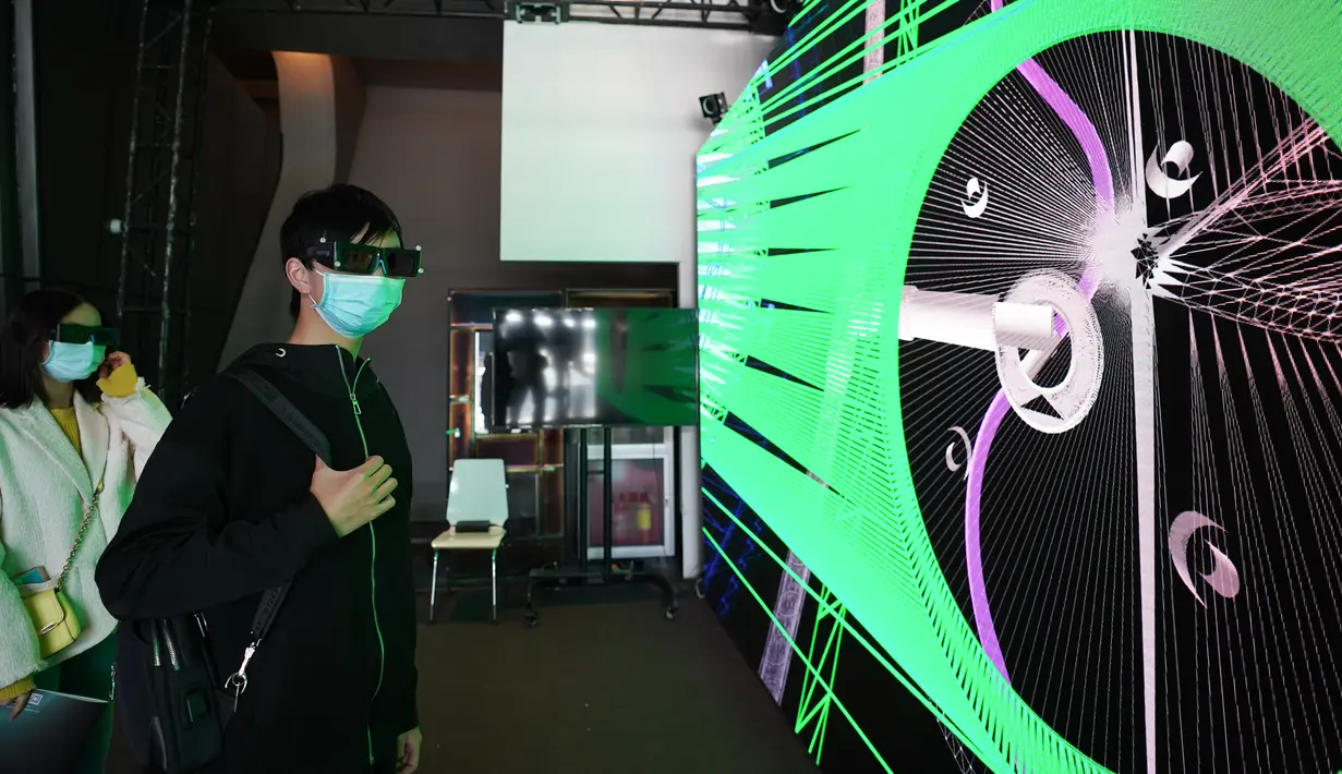 Seorang pria mencoba perangkat simulasi virtual dalam pameran teknologi dan produk baru pada Konferensi Fiksi Ilmiah China 2020 di Beijing, China, 1 November 2020. Konferensi tahun ini menampilkan acara daring (online) dan luring (offline). (Xinhua/Ju Huanzong)