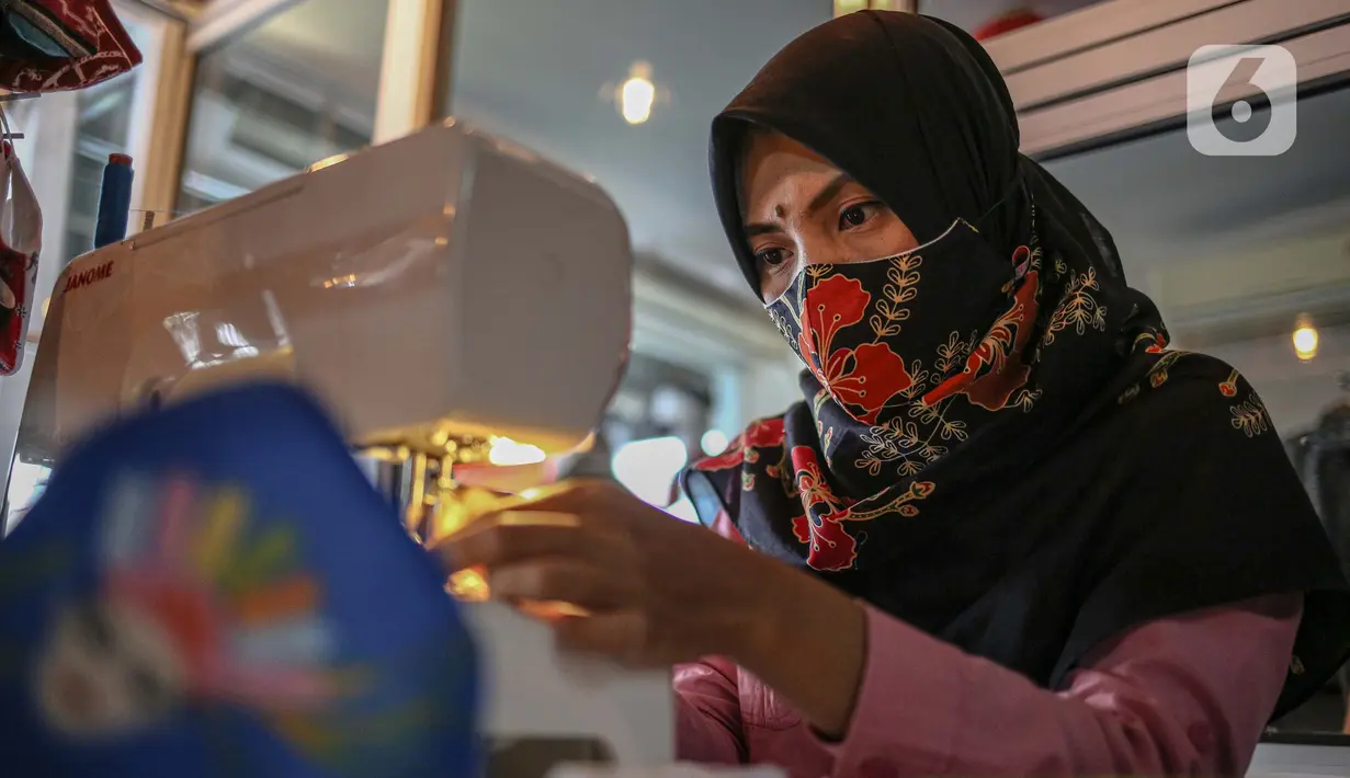 Perajin menyelesaikan pembuatan masker batik di Butik Elemwe, Jakarta, Jumat (2/10/2020). Badan Standardisasi Nasional (BSN) mengeluarkan spesifikasi masker kain ber-SNI yang terbagi menjadi tiga tipe berdasarkan penggunaannya. (Liputan6.com/Faizal Fanani)