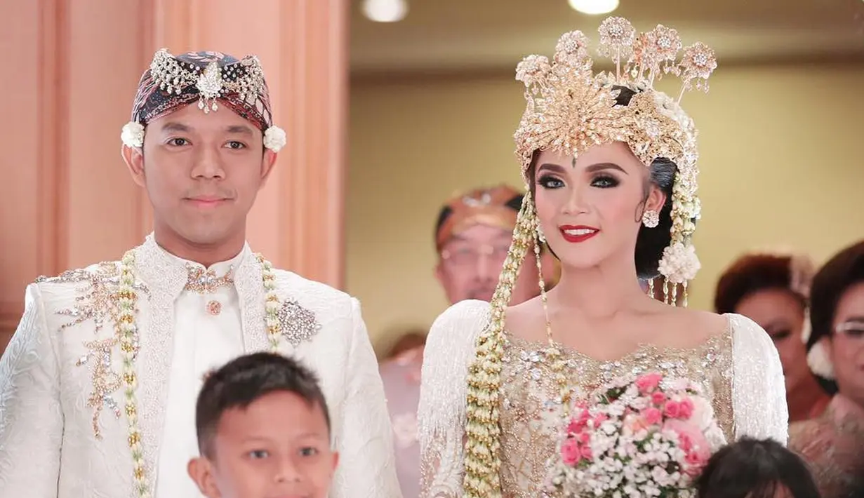 Sheza Idris tampil memukau dengna mengenakan busana adat Sunda lengkap dengan hiasan di kepala. (Foto: instagram.com/shezaidris)