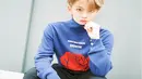 Saat rilis album diakhir tahun 2018 lalu, Jinyoung kembali mengubah warna rambutnya menjadi blonde.  (Liputan6.com/Instagram/@wannaone.official)