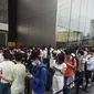 Orang-orang mengantre untuk membeli ponsel iPhone 15 yang baru diluncurkan di sebuah toko Apple di Hangzhou, di provinsi Zhejiang, China pada 22 September 2023. (AFP/China OUT)