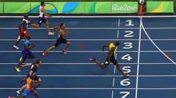 Turun di lintasan 6, Bolt terlihat unggul sejak awal perlombaan. Dia bahkan hampir berjarak satu meter dengan pelari tercepat kedua, yakni Andre De Grasse. Bolt mencatat waktu 19,78 detik. (Reuters/Leonhard Foeger)