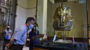 Sejumlah orang mengunjungi Museum Mesir di Kairo, Mesir (1/7/2020). Mesir pada Rabu (1/7) membuka kembali Museum Mesir, Piramida Giza, dan Kuil Luxor untuk kali pertama sejak ditutup akibat COVID-19 pada Maret lalu. (Xinhua/Ahmed Gomaa)