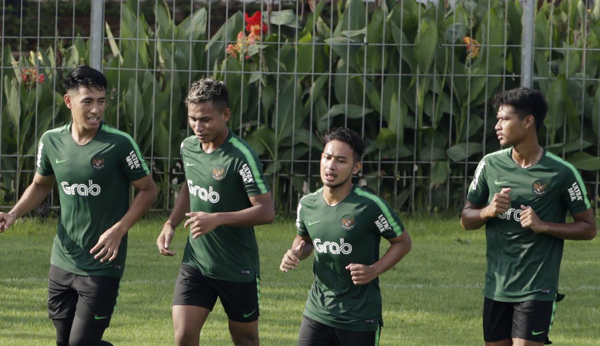 Pemain Timnas Indonesia U-22, Osvaldo Haay, berbincang dengan Hanif Sjahbandi saat latihan di Lapangan ABC, Senayan, Jakarta, Jumat (11/1). Pemain muda terbaik Liga 1 2018 itu baru bergabung pada hari kelima. (Bola.com/M Iqbal Ichsan)