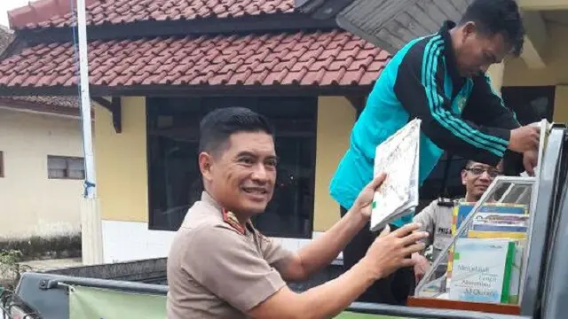Perpustakaan Keliling di Mobil Polisi