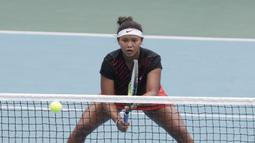 Ganda Indonesia, Priska Nugroho / Rifanty Kahfiani, saat melawan Peangtarin Plipuech / Tamarine Tanasugarn pada SEA Games 2019 di Kompleks Rizal Memorial, Kamis (5/12). Ganda Indonesia kalah 4-6, 7-6 dan 5-10. (Bola.com/M Iqbal Ichsan)