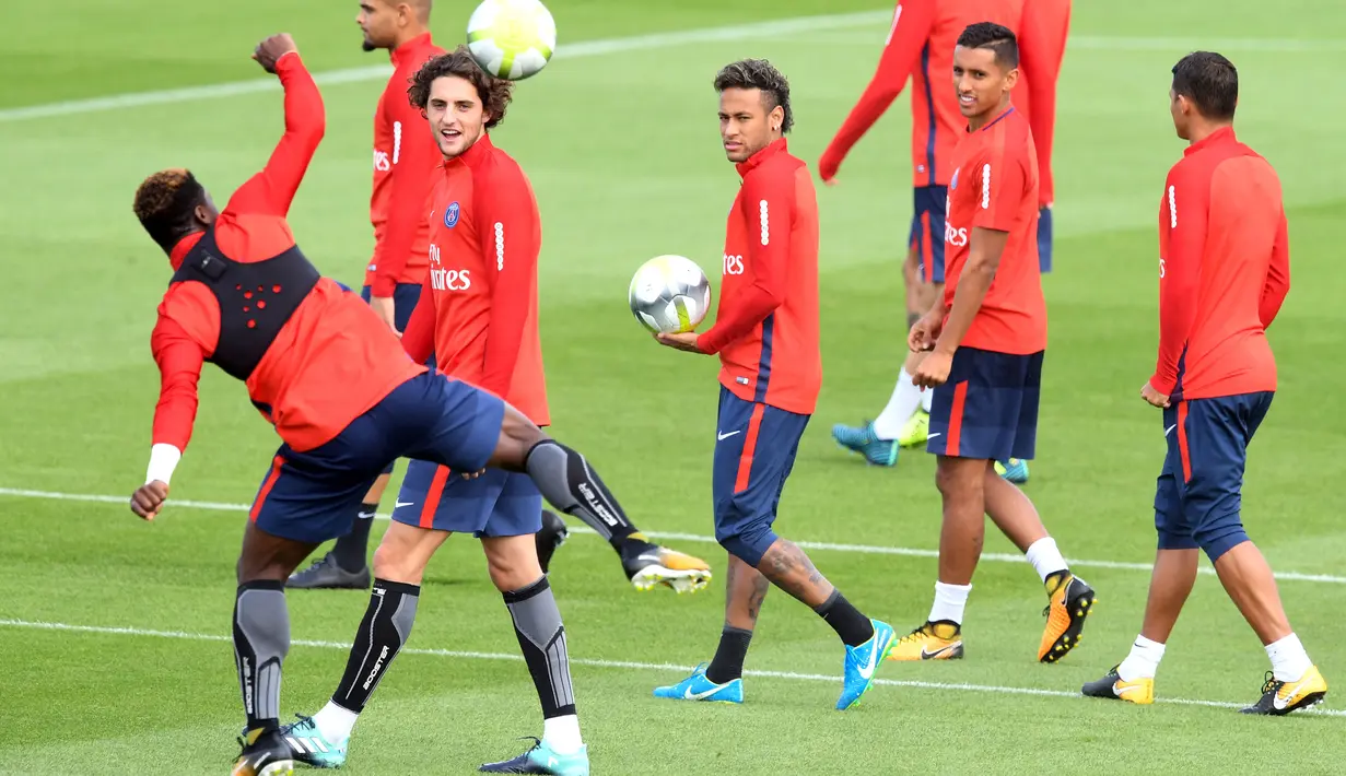Adrien Rabiot unjuk kebolehan jugling didepan Neymar pada sesi latihan di Camp des Loges, Paris, (11/8/2017). PSG akan mengawali Liga 1 Prancis melawan Guingamp. (AFP/Alain Jocard)