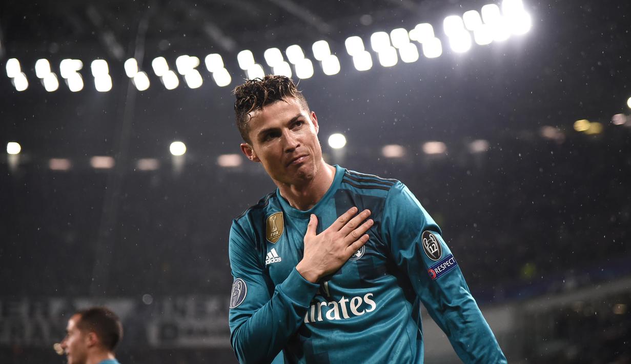 Striker Real Madrid, Cristiano Ronaldo, melakukan selebrasi usai mencetak gol ke gawang Juventus pada laga Liga Champions di Stadion Allianz, Selasa (3/4/2018). Juventus takluk 0-3 dari Real Madrid. (AFP/Marco Bertorello)
