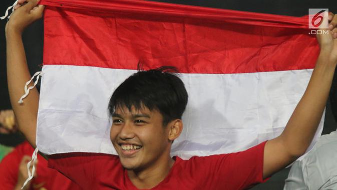 Gelandang Timnas Indonesia, Witan Sulaeman merayakan gelar juara Piala AFF U-22 2019 setelah mengalahkan Thailand pada laga final di Stadion National Olympic, Phnom Penh, Selasa (26/2). Indonesia menang 2-1 atas Thailand. (Bola.com/Zulfirdaus Harahap)