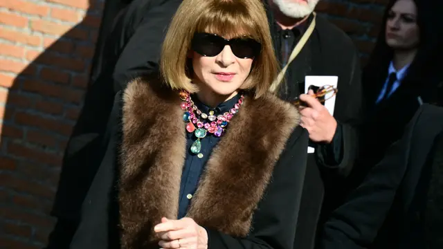 Jenazah Valentino Garavani Dimakamkan, Anne Hathaway hingga Anna Wintour Tampil Muram dengan Hitam