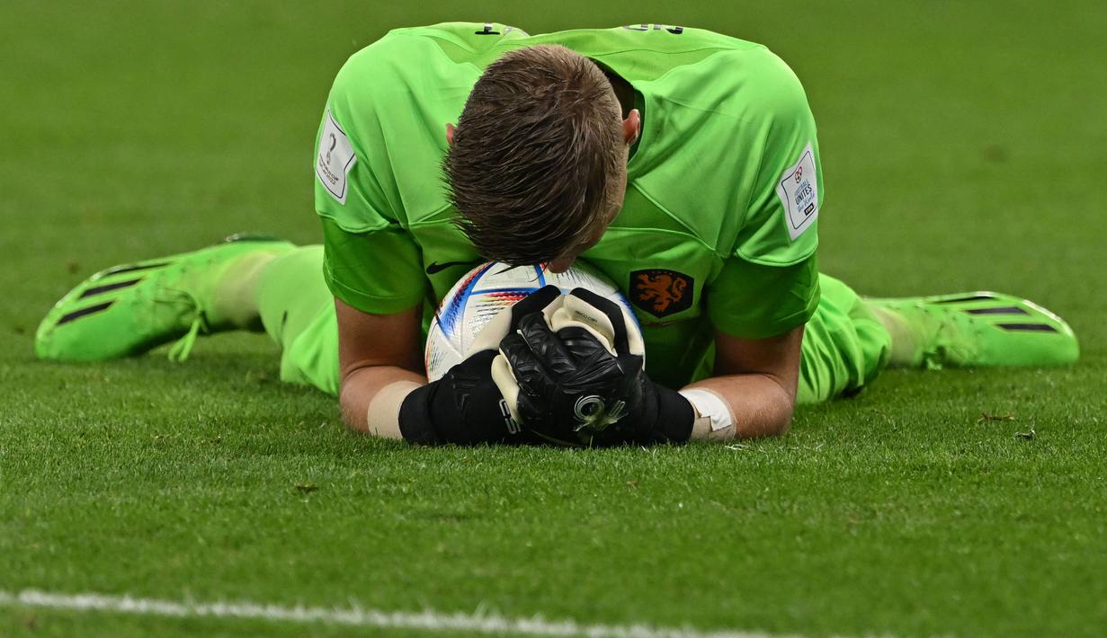 Namun, Belanda juga tidak akan menang jika bukan karena Andries Noppert jatuh bangun mempertahankan gawang tim Oranje. (AFP/Alberto Pizzoli)
