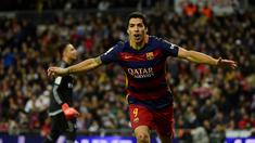 Selebrasi Luis Suarez setelah mencetak gol ke gawang Real Madrid dalam laga La Liga Spanyol di Stadion Santiago Bernabeu, Madrid, Minggu (22/11/2015) dini hari WIB. (AFP Photo/Pierre-Philippe Marcou)