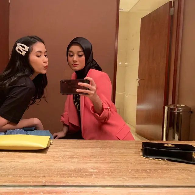 Diundang Jadi Bridesmaid, Ini 6 Potret Persahabatan Dinda Hauw dan Ashilla Eks Blink