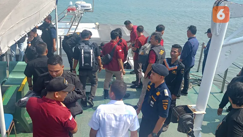 Tim Gabungan Periksa Kapal Asing di Selat Sunda. (Selasa, 30/07/2024). (Yandhi Deslatama/Liputan6.com).