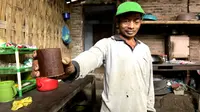 Suroso salah satu produsen gula aren di Desa Banjar menunjukan hasil olahanya (Hermawan Arifianto/Liputan6.com)
