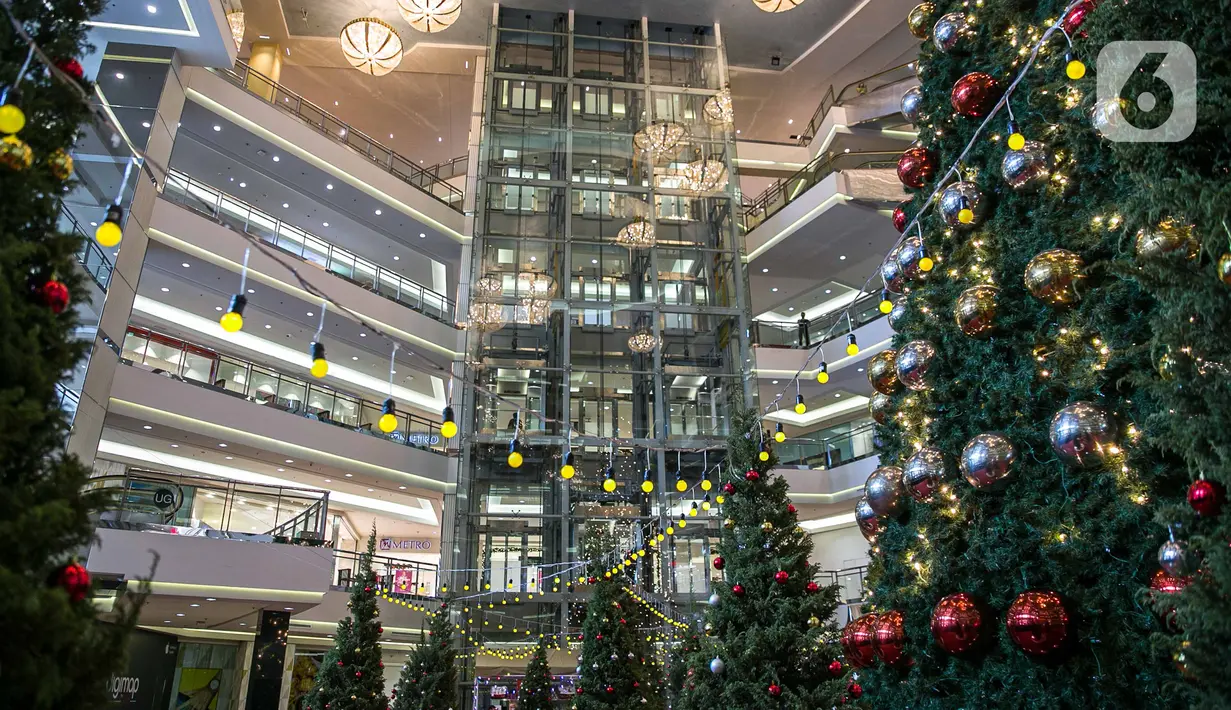 Pohon Natal Raksasa di Mall Taman Anggrek, Jakarta, Senin (21/12/2020). Mengangkat tema “Christmas Merry and Bright”,  dalam kondisi pandemi Covid-19, Mal Taman Anggrek tetap mendekor interior mal. (Liputan6.com/Faizal Fanani)