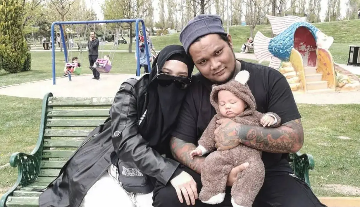 Potret kebersamaan Virgoun dan istri asuh buah hati (Sumber: Instagram/virgoun_)