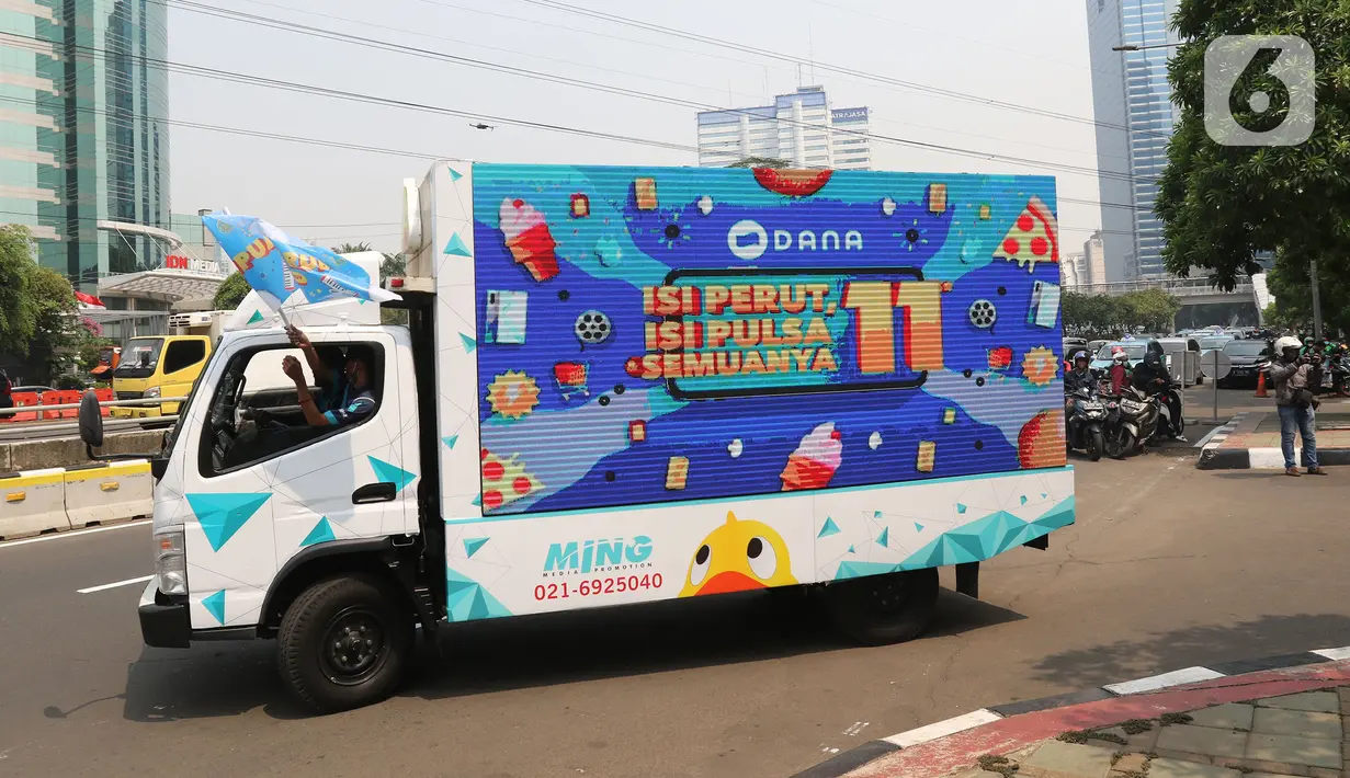 Mobil 11.11 melakukan konvoi di Jakarta, Kamis (7/11/2019). Konvoi Mobil 11.11 digelar untuk mendorong animo masyarakat dalam menikmati kenyamanan dan keamanan bertransaksi digital melalui DANA. (Liputan6.com/Herman Zakharia)