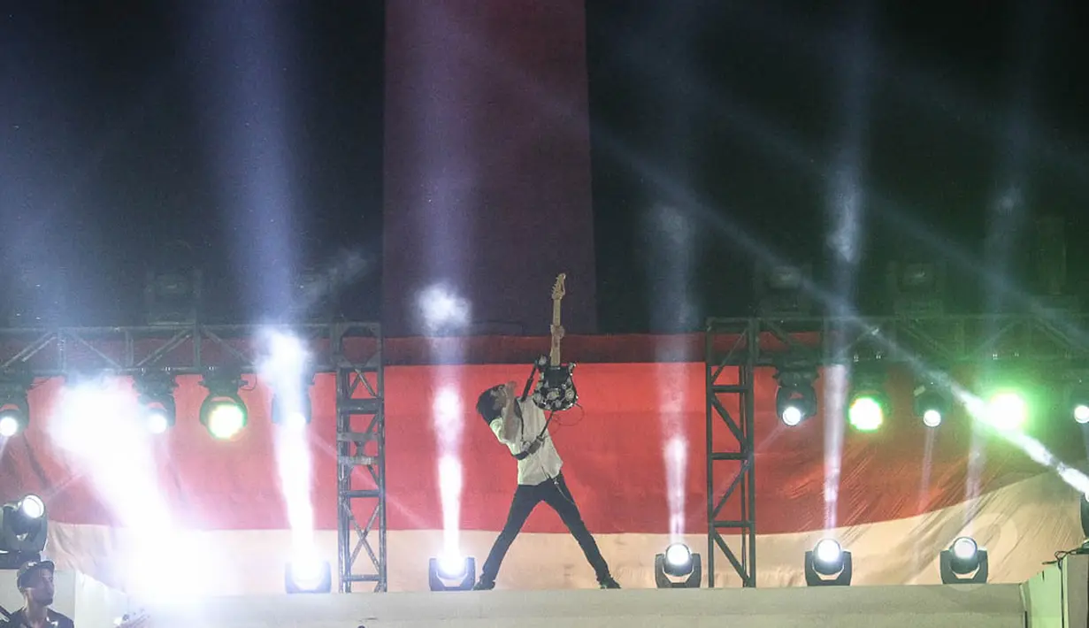 Grup band Slank menutup acara dengan lagu Salam 3 Jari yang dipersembahkan untuk mengajak penonton bernyanyi bersama, Jakarta, (20/10/14). (Liputan6.com/Faizal Fanani)