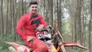 Melalui akun Instagram pribadinya, Ali Syakieb terlihat sering mengarungi hutan maupun perbukitan saat melakukan olahraga motor trail. Penampilannya dengan motor kesayangannya ini pun sering kali curi perhatian para netizen. (Liputan6.com/IG/@alisyakieb)