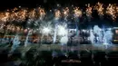 Kembang api dinyalakan selama pembukaan Piala Copa America 2019 di Morumbi Stadium di Sao Paulo, Brasil (14/6/2019). Copa America 2019 akan berlangsung dari 15 Juni hingga 8 Juli 2019. (AFP Photo/Miguel Schincariol)