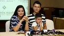 Titi Kamal dan Christian Sugiono menggelar jumpa pers terkait kelahiran anaknya di Rumah Sakit Pondok Indah (RSPI), Jakarta Selatan Kamis (7/12/2017). (Nurwahyunan/Bintang.com)
