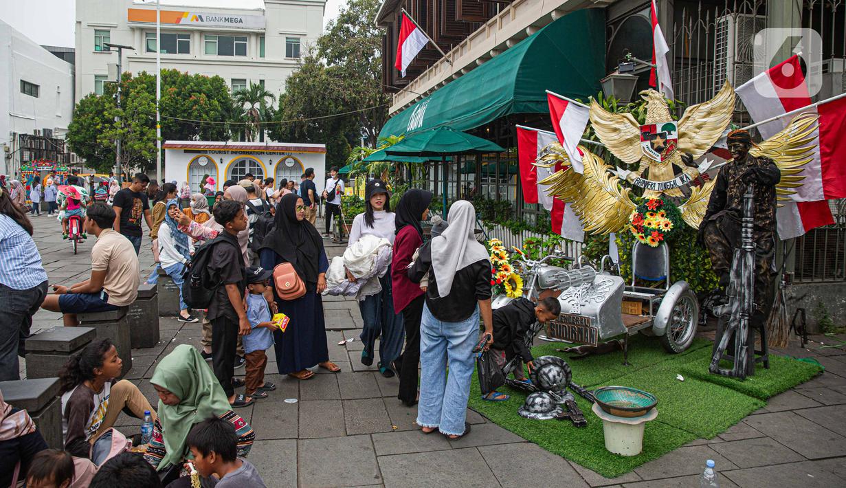 Selain itu, keberadaan manusia patung di Kota Tua menjadi objek menarik tersendiri bagi wisatawan. (Liputan6.com/Faizal Fanani)