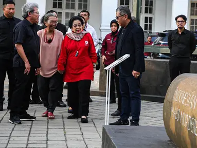 Presiden ke-5 Republik Indonesia, Megawati Soekarnoputri (tengah) didampingi pematung Dolorosa Sinaga saat melihat Monumen Penghilangan Paksa di Galeri Nasional, Jakarta, Kamis (8/8/20204). (Liputan6.com/Angga Yuniar)