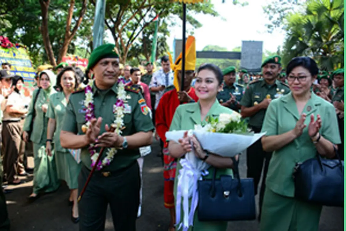 Bella Saphira dan Mayor Jenderal Agus Surya Bakti