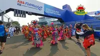 Para penari dari Sanggar Tari Ratna Sari Jakarta Timur membawakan tarian kreasi "Nandak Betawi" pada pembukaan hari kedua Seri-11 GulaVit Jakarta E-Prix 2023 (sumber: Lembaga Kebudayaan Betawi).