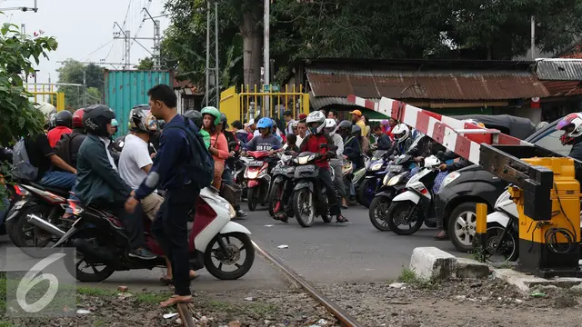 20161006- Tingkah Pemotor Saat Terobos Palang Pintu Perlintasan Kereta