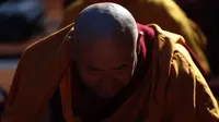 Tanpa Kaki dan Satu Tangan, Seorang Biksu Berhasil Bangun Kuil Budha
